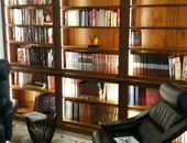 bibliothèque en merisier massif avec éclairage intérieur, panneaux moulurés et rainurés
